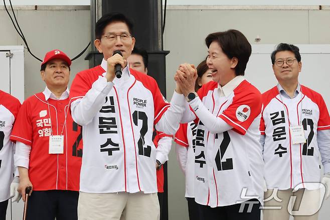 김문수 국민의힘 대통령 후보가 16일 오전 경기 수원시 팔달구 지동시장에서 가진 유세에서 양향자 공동선거대책위원장을 소개하며 유권자들에게 지지를 호소하고 있다. 2025.5.16/뉴스1 ⓒ News1 이광호 기자