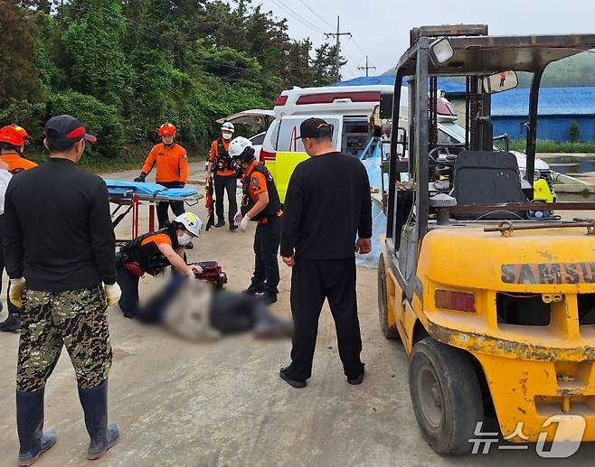 지난 20일 오전 9시35분쯤 제주시 한림읍에서 지게차 작업을 하던 운전자가 떨어지는 사고가 발생해 소방당국이 응급처치를 하고 있다.(제주도소방안전본부 제공. 재판매 및 DB 금지)