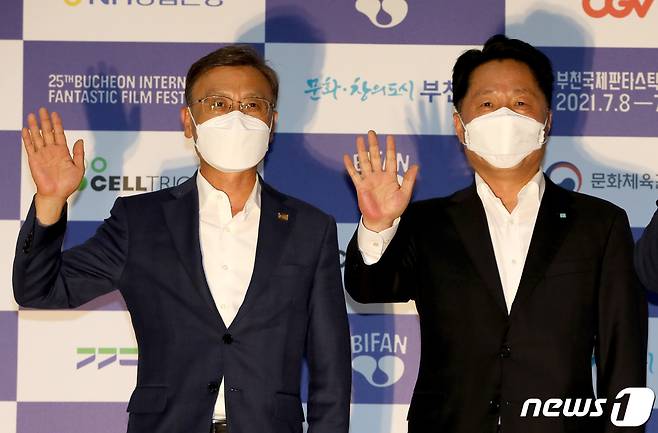 정하영 김포시장(사진 왼쪽)과 장덕천 부천시장이 8일 오후 경기 부천시청 어울마당에서 열린 부천판타스틱국제영화제(BIFAN)포토월 행사에 참석하고 있다.부천판타스틱국제영화제는 이날 개막식을 시작으로 오는 18일까지 본격적인 영화제에 돌입한다. 47개국 257편을 온‧오프라인으로 상영한다. 극장 상영은 15일까지, 온라인 상영은 OTT 플랫폼 웨이브를 통해 3일 연장한 18일까지 진행한다.2021.7.8/뉴스1 ⓒ News1 정진욱 기자