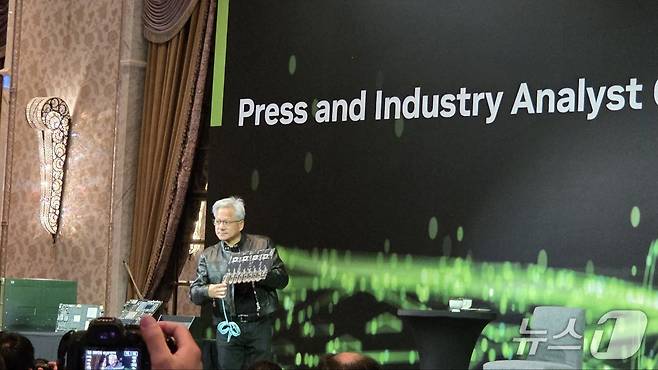 젠슨 황 엔비디아 CEO가 21일 대만 타이베이 오리엔탈만다린 B2에서 열린 엔비디아 미디어 Q&A 행사에서 발언하고 있다. 2025.5.21/뉴스1 ⓒ News1 김민석 기자