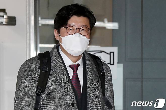 김학의 전 법무부 차관 불법 출국금지에 관여한 혐의로 기소된 이규원 대전지검 부부장검사가 21일 오전 서울 서초구 서울중앙지법에서 열린 속행공판을 마친 뒤 법원을 나서고 있다. 2022.1.21/뉴스1 ⓒ News1 민경석 기자