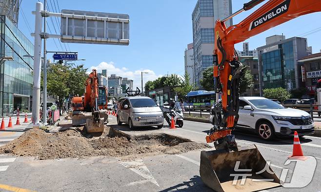 서울 서대문구 연희동 성산로 도로 복구가 진행 중이다. (사진은 기사 내용과 무관함) / 뉴스1 ⓒ News1