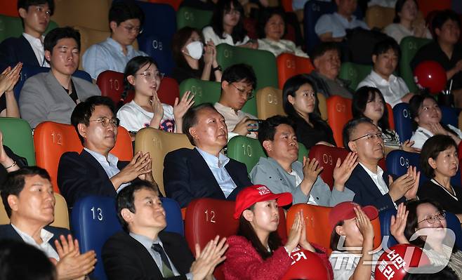 윤석열 전 대통령이 21일 오전 서울 메가박스 동대문에서 영화 ‘부정선거, 신의 작품인가’ 관람 도중 계엄령 선포 장면이 나오자 박수 갈채를 받고 있다. (공동취재) 2025.5.21/뉴스1 ⓒ News1 박세연 기자