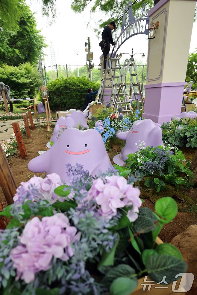 2025 서울국제정원박람회 개막을 하루 앞둔 21일 오후 서울 동작구 보라매공원에서 관계자들이 정원을 가꾸고 있다.  2025.5.21/뉴스1 ⓒ News1 황기선 기자