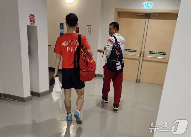 믹스트존 인터뷰를 거절하는 북한선수단ⓒ News1 사진공동취재단