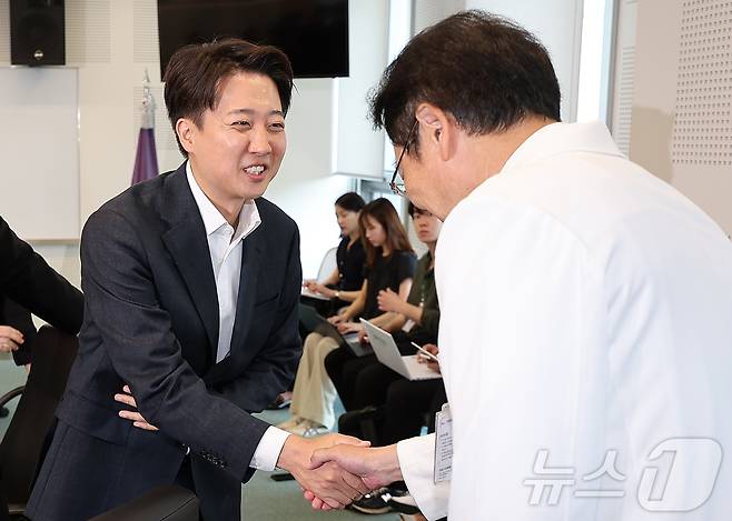 이준석 개혁신당 대통령 후보가 21일 오후 경기 성남시 소재 성남시의료원에서 한호성 원장과 악수를 하고 있다. 2025.5.21/뉴스1 ⓒ News1 김진환 기자