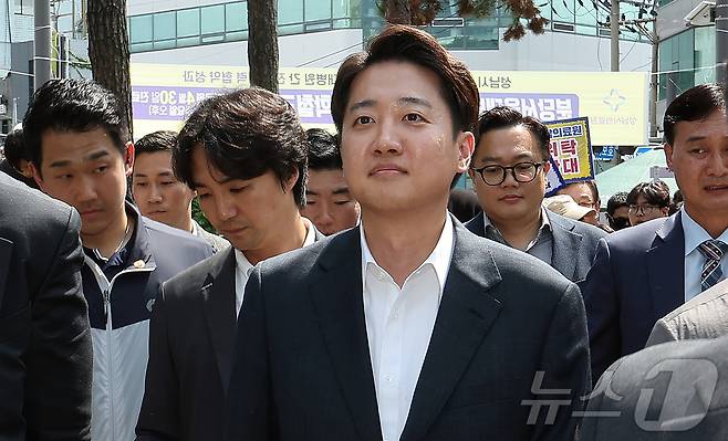 이준석 개혁신당 대통령 후보가 21일 오후 경기 성남의료원에서 시민단체 회원들의 항의를 받으며 들어서고 있다. 2025.5.21/뉴스1 ⓒ News1 김진환 기자