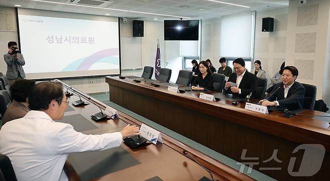 이준석 개혁신당 대통령 후보와 천하람 상임선거대책위원장, 이주영 공동선대위원장이 21일 오후 경기 성남시 성남의료원에서 한호성 성남시의료원장과 면담하고 있다. 2025.5.21/뉴스1 ⓒ News1 김진환 기자