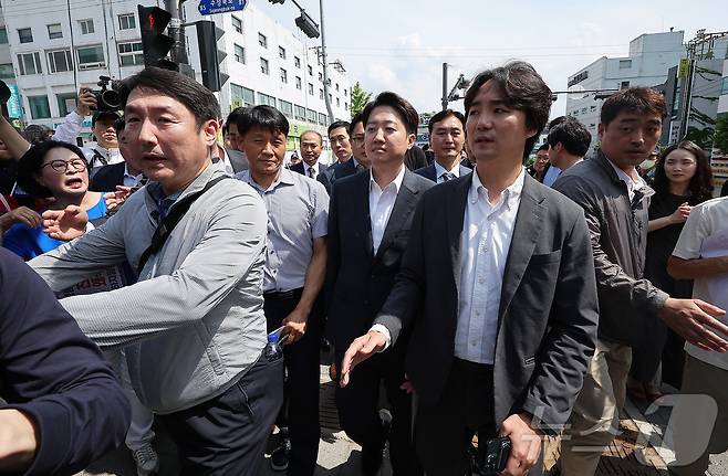 이준석 개혁신당 대통령 후보가 21일 오후 경기 성남의료원에서 시민단체 회원들의 항의를 받으며 들어서고 있다. 2025.5.21/뉴스1 ⓒ News1 김진환 기자