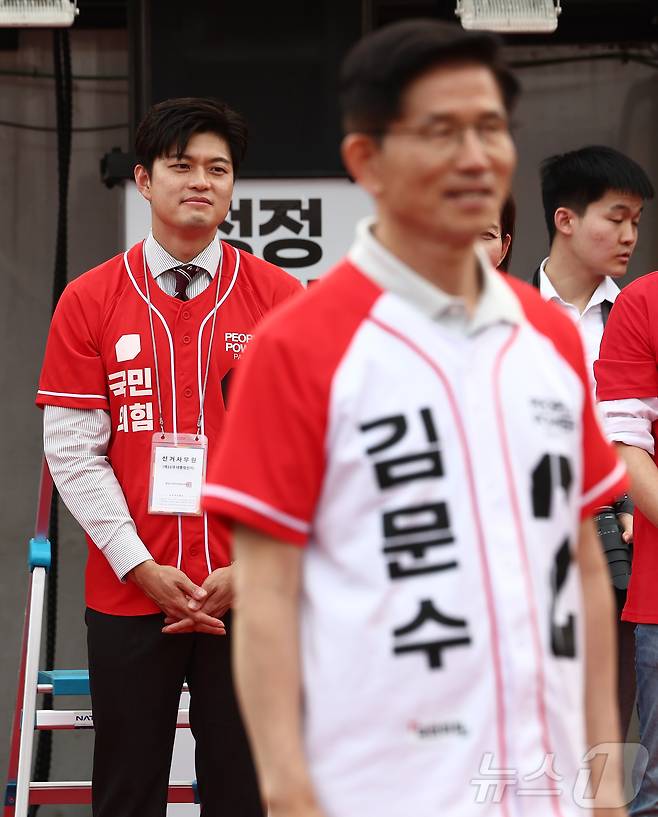 김용태 국민의힘 비상대책위원장이 21일 경기 동두천시 지행역 광장에서 열린 김문수 국민의힘 대통령 후보의 유세에 참석해 있다. 2025.5.21/뉴스1 ⓒ News1 김민지 기자