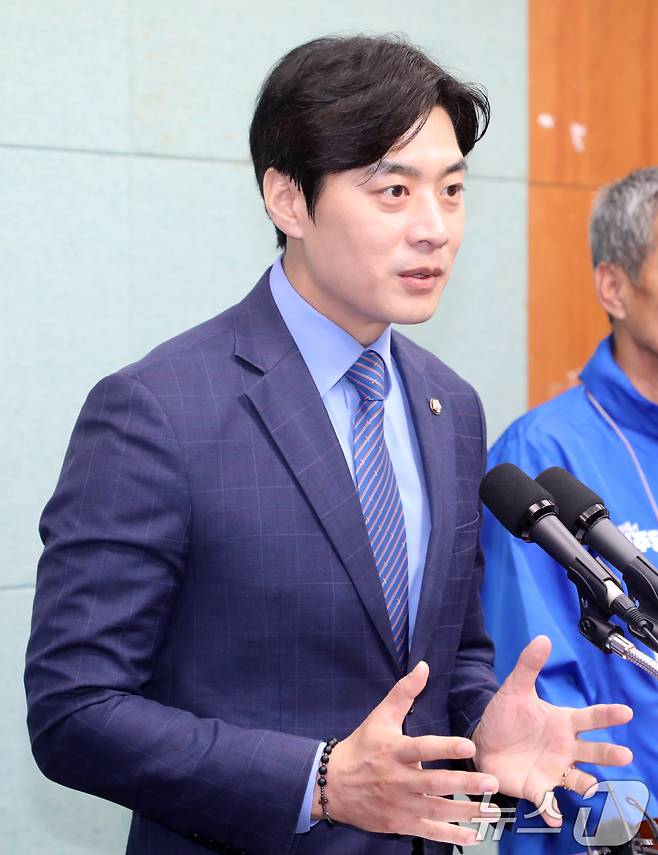 한준호 더불어민주당 공동선대위원장이 21일 전북 전주시 전북특별자치도의회에서 제21대 대통령선거 중간점검 관련 기자회견을 열고 질의에 답변을 하고 있다. 2025.5.21/뉴스1 ⓒ News1 유경석 기자