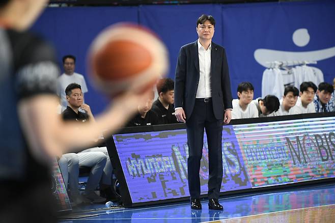 KT 송영진 감독이 20일 해임됐다. 사진 | KBL