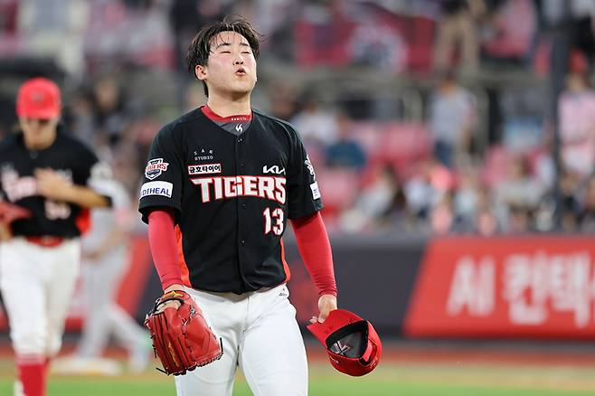 KIA 윤영철이 20일 수원 KT전에서 투구를 마친 뒤 마운드에서 내려오고 있다. 투구 내용이 좋지 못했다. 한숨을 내뱉은 이유다. 사진 | KIA 타이거즈