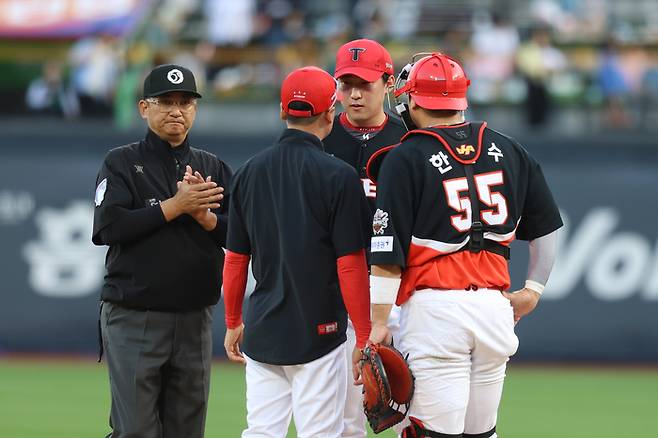 20일 KT전 선발 등판한 윤영철이 정재훈 투수코치, 한준수와 이야기를 나누고 있다. 사진 | KIA 타이거즈