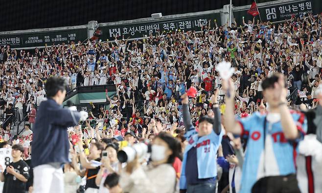롯데 팬들이 20일 부산 사직구장에서 열린 2025 KBO리그 정규시즌 LG-롯데전서 뜨거운 응원전을 펼치고 있다. 사진 | 연합뉴스