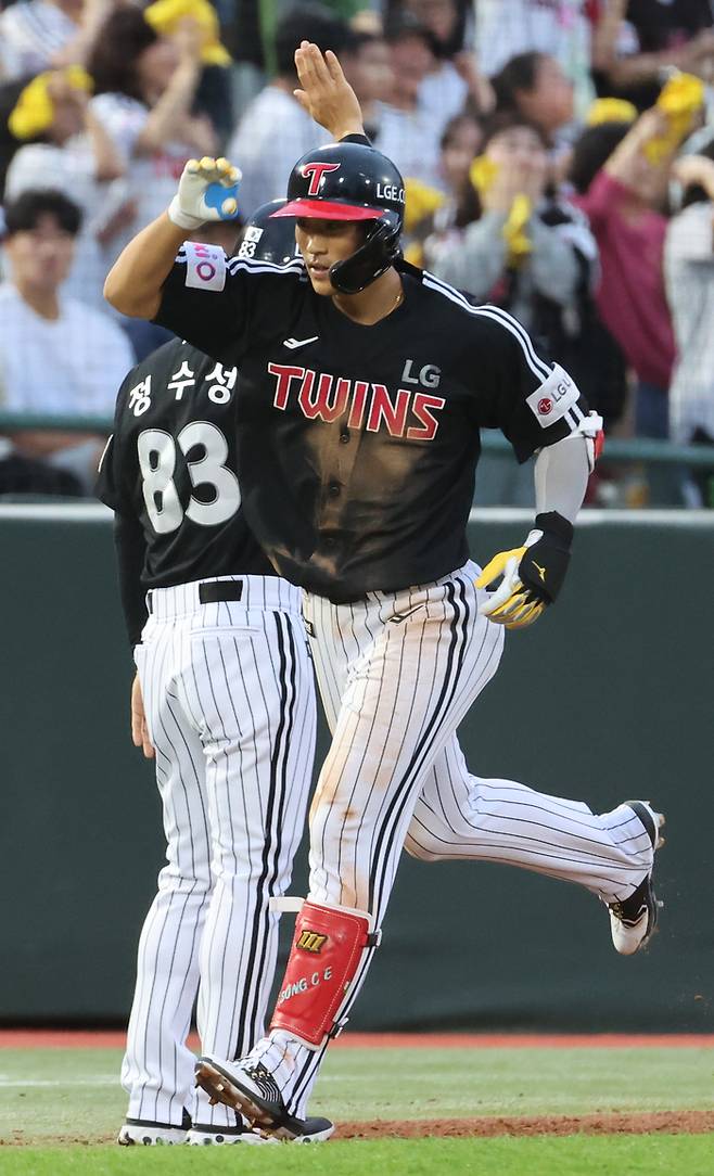 LG 송찬의가 20일 부산 사직구장에서 열린 2025 KBO리그 정규시즌 롯데전 2회초 홈런 후 베이스를 돌고 있다. 사진 | 연합뉴스