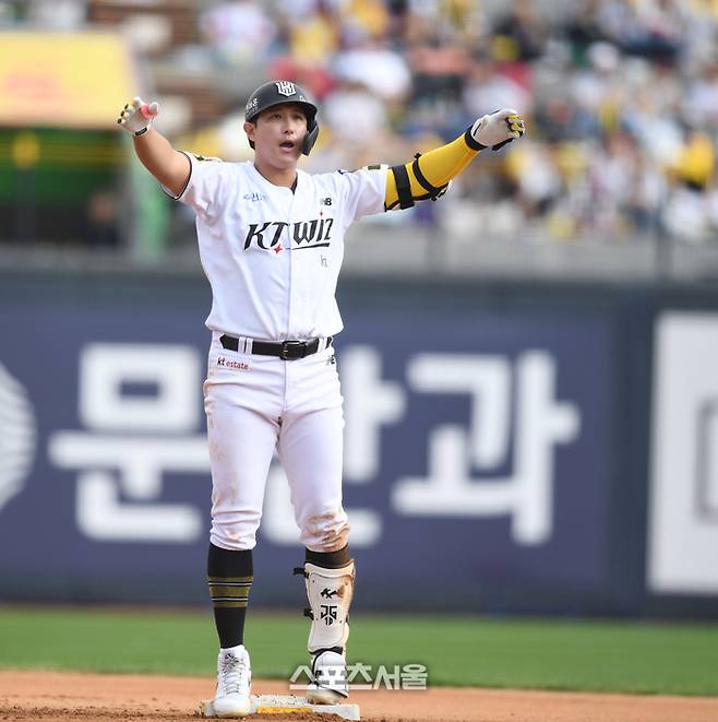 KT 황재균이 2루에 안착한 뒤 환호하고 있다. 수원 | 최승섭기자 thunder@sportsseoul.com