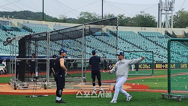 이호준 감독(오른쪽)이 배팅장 옆에서 김휘집에게 타격 조언을 하고 있다. 울산=김민규 기자 kmg@spotsseoul..com