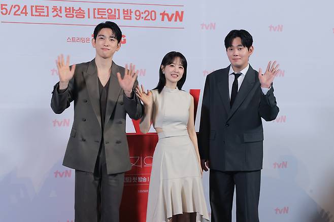 배우 박진영(왼쪽부터), 박보영, 류경수가 21일 서울 영등포구 CGV 영등포에서 열린 tvN 드라마 ‘미지의 서울’ 제작발표회에서 포즈를 취하고 있다. 사진 | 연합뉴스