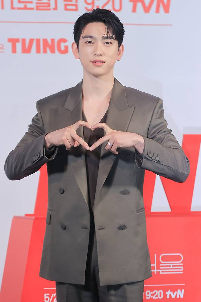 배우 박진영이 21일 서울 영등포구 CGV 영등포에서 열린 tvN 드라마 ‘미지의 서울’ 제작발표회에서 포즈를 취하고 있다. 사진 | 연합뉴스