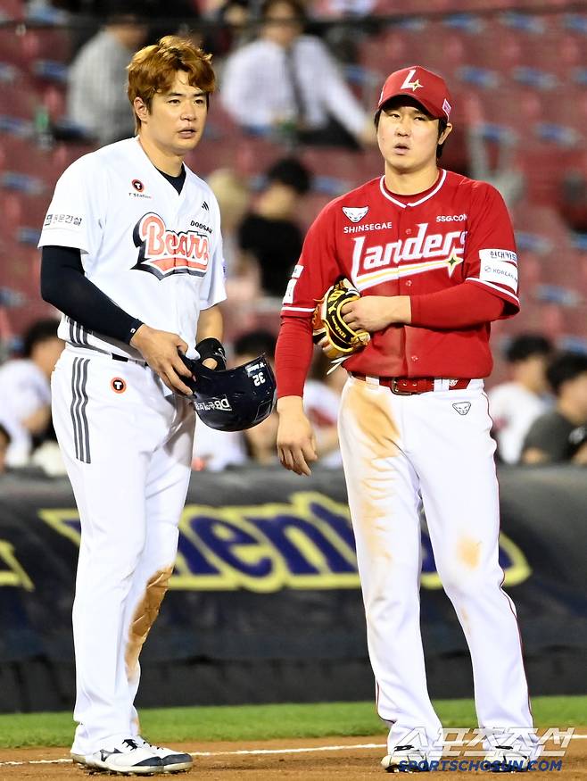 20일 잠실야구장에서 열린 SSG와 두산의 경기, 5회말 2사 1,3루 이야기를 나누는 3루주자 김재환과 최정. 잠실=허상욱 기자wook@sportschosun.com/2025.05.20/