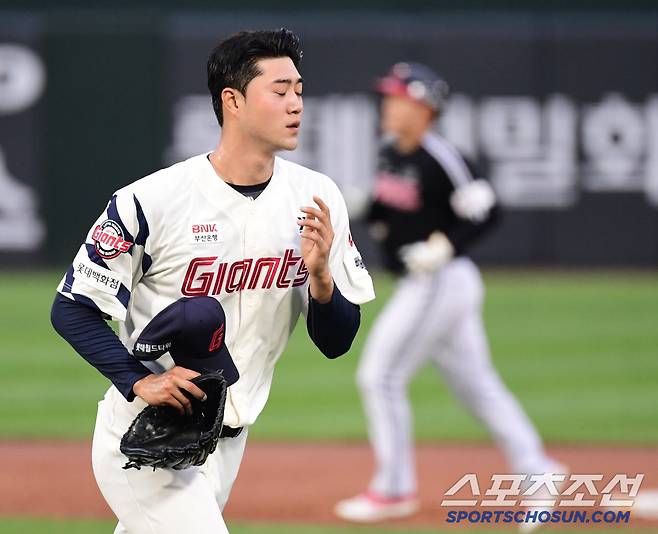 20일 부산 사직야구장에서 열린 KBO리그 롯데와 LG의 경기. 1회 3실점 투구를 마친 롯데 선발 윤성빈. 부산=송정헌 기자songs@sportschosun.com/2025.05.20/