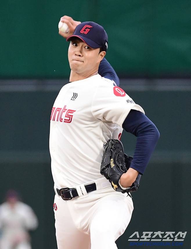 20일 부산 사직야구장에서 열린 KBO리그 롯데와 LG의 경기. 선발 투구하고 있는 롯데 윤성빈. 부산=송정헌 기자songs@sportschosun.com/2025.05.20/