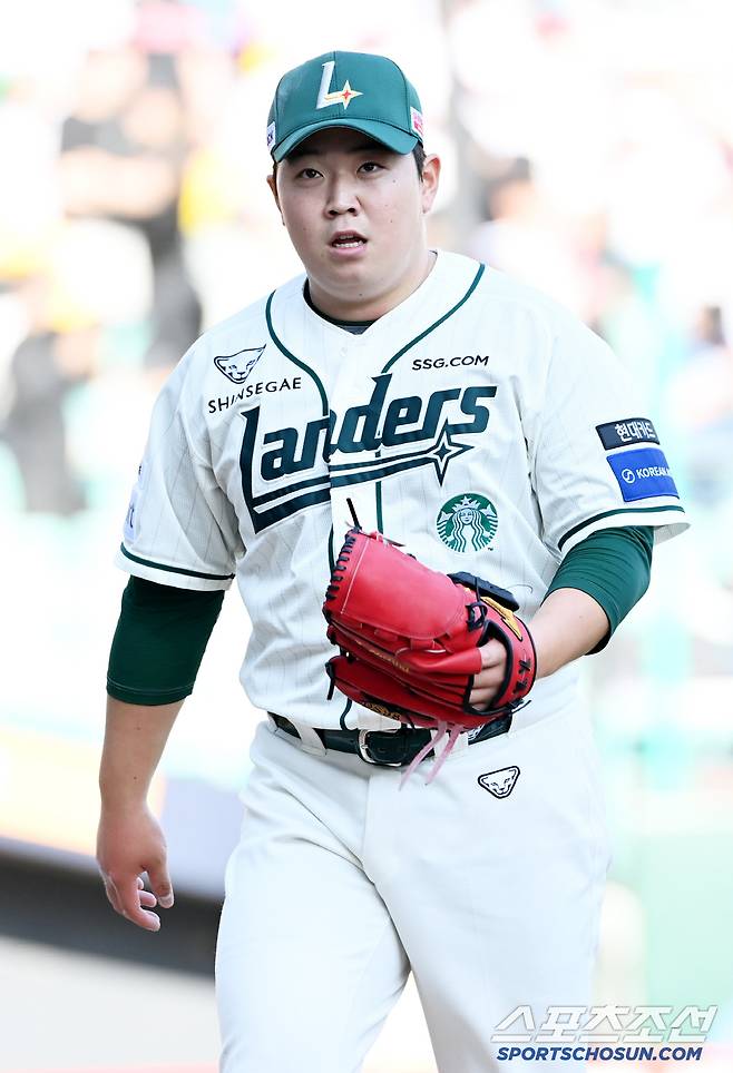 20일 인천SSG랜더스필드에서 열린 SSG와 LG의 경기, SSG 이로운이 이닝을 마치고 더그아웃으로 향하고 있다. 인천=허상욱 기자wook@sportschosun.com/2025.04.20/