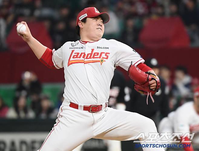 11일 인천 SSG랜더스필드에서 열린 KIA-SSG의 더블헤더 2차전.  8회초 이로운이 투구하고 있다. 인천=정재근 기자 cjg@sportschosun.com/2025.5.11/