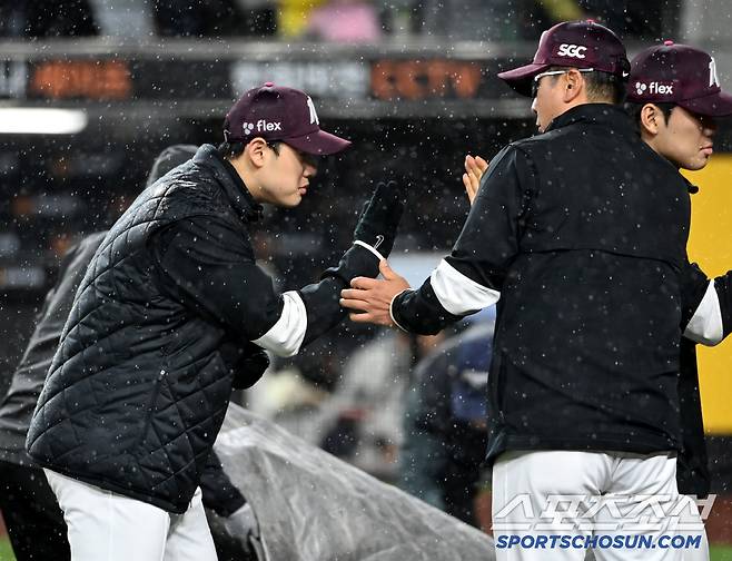 12일 대전 한화생명볼파크에서 열린 키움과 한화의 경기, 키움이 6대2로 승리했다. 승리의 기쁨을 나누는 홍원기 감독과 정현우의 모습. 대전=허상욱 기자wook@sportschosun.com/2025.04.12/