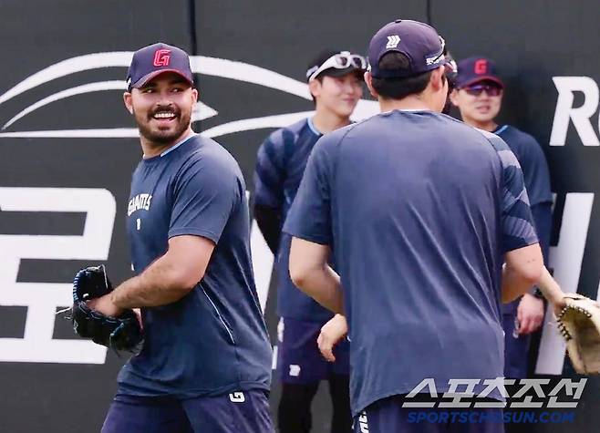 20일 부산 사직야구장에서 열리는 KBO리그 롯데와 LG의 경기. 동료들과 함께 밝은 표정으로 훈련하는 롯데 감보아. 부산=송정헌 기자songs@sportschosun.com/2025.05.20/
