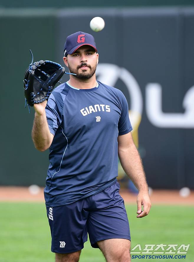사직구장 외야에서 적응 훈련을 하고 있는 롯데 감보아.