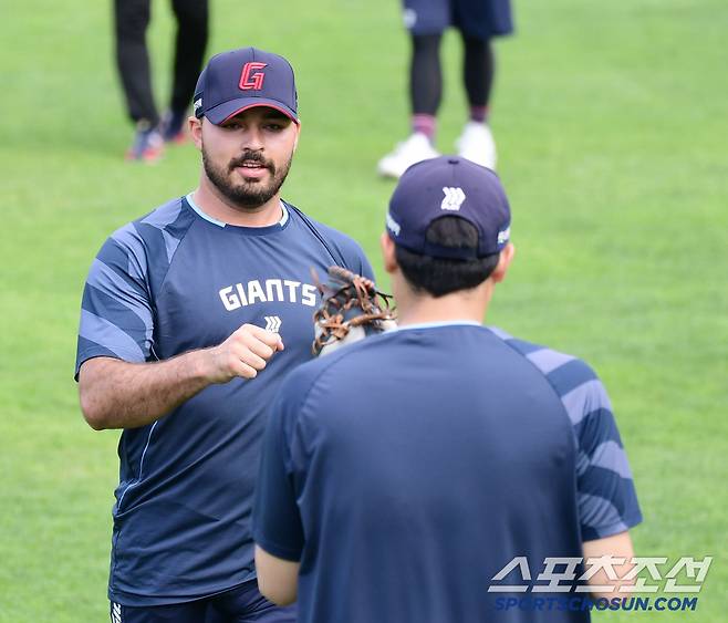 투구를 마치고 하이파이브 나누는 롯데 감보아.