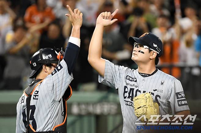 아웃카운트 4개를 책임진 한화 마무리 김서현은 세이브를 올린 뒤 세리머니를 펼쳤다. 울산=박재만 기자pjm@sportschosun.com