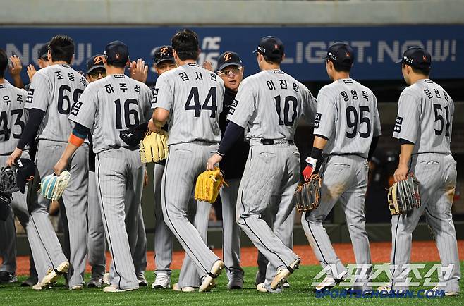 20일 울산 문수야구장에서 열린 NC 다이노스와 한화 이글스의 경기. 승리한 한화 선수들이 기뻐하고 있다. 울산=박재만 기자pjm@sportschosun.com/2025.05.20/