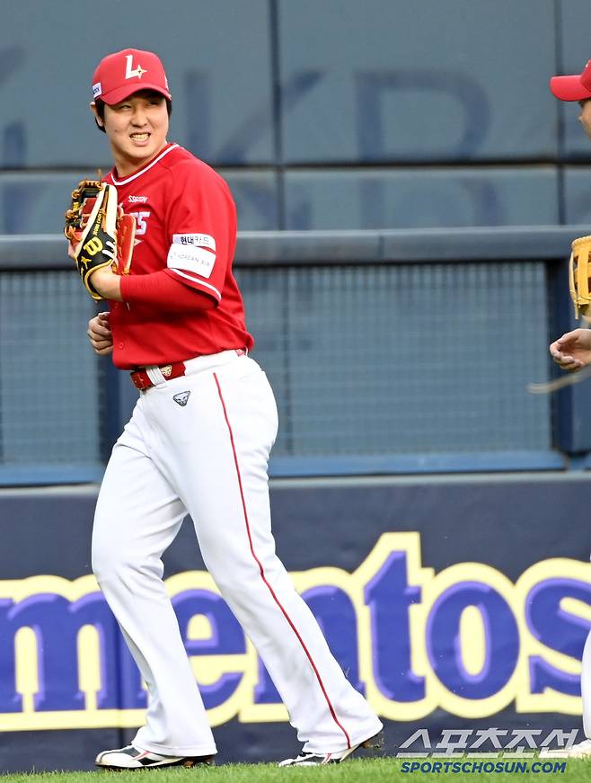 '일부러 놓친건 아니야~' 1회를 마친 최정이 양의지를 보며 미소를 짓고