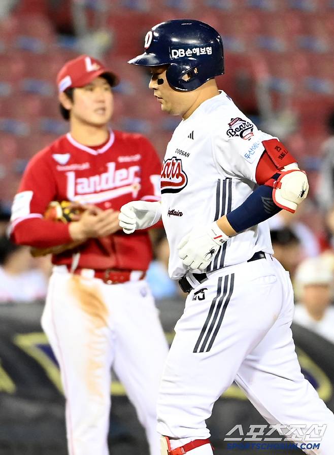 두산이 1대4로 뒤지던 5회말 1사 1루 두산 양의지가 추격의 2점홈런을 날린 뒤 최정의 옆을 묵묵히 지나치며 홈으로 향하고 있다.