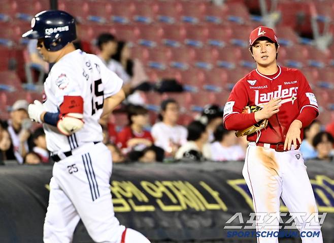추격의 투런포를 치고 묵묵히 홈으로 향하는 양의지를 존경의 눈빛으로 바라보는 최정의 모습.