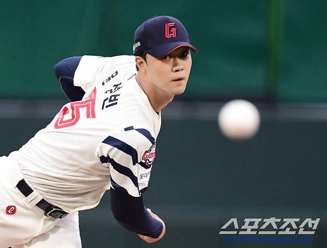 20일 부산 사직야구장에서 열린 KBO리그 롯데와 LG의 경기. 선발 투구하고 있는 롯데 윤성빈. 부산=송정헌 기자songs@sportschosun.com