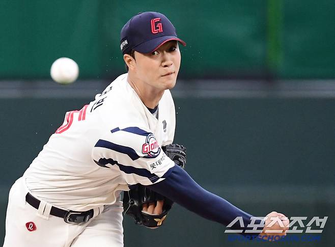 선발 투구하고 있는 롯데 윤성빈.