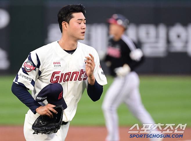 1회 3실점 긴 이닝을 마친 윤성빈.