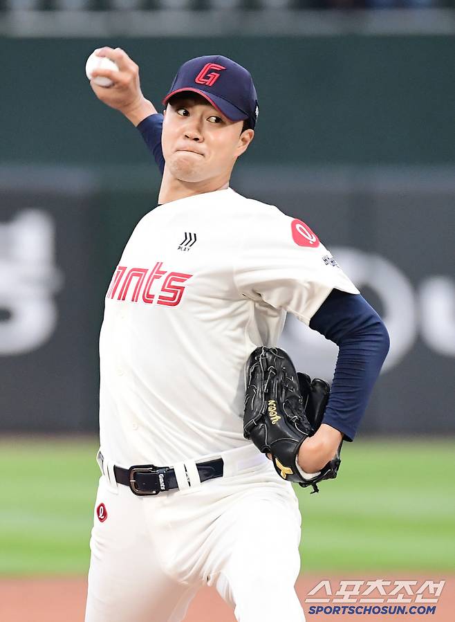 20일 부산 사직야구장에서 열린 KBO리그 롯데와 LG의 경기. 선발 투구하고 있는 롯데 윤성빈. 부산=송정헌 기자songs@sportschosun.com/2025.05.20/