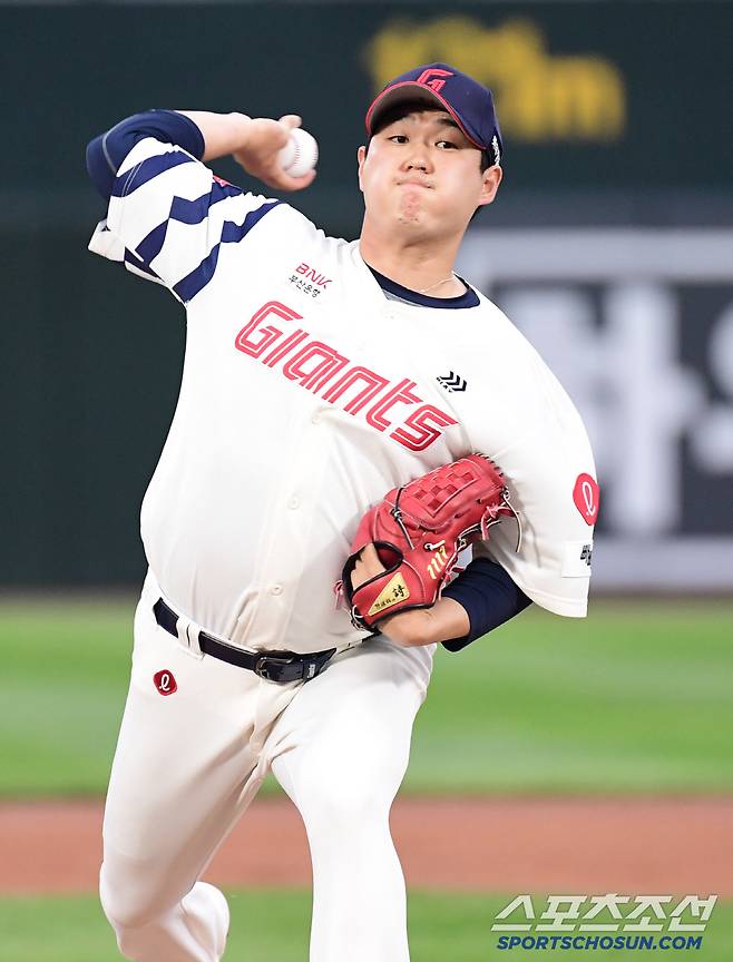 21일 부산 사직야구장에서 열린 KBO리그 롯데와 LG의 경기. 선발 투구하고 있는 롯데 나균안. 부산=송정헌 기자songs@sportschosun.com/2025.05.21/