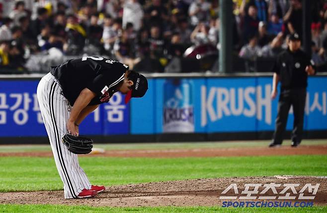21일 부산 사직야구장에서 열린 KBO리그 롯데와 LG의 경기. 8회말 롯데 고승민에게 동점 투런포를 허용한 LG 김진성. 부산=송정헌 기자songs@sportschosun.com/2025.05.21/
