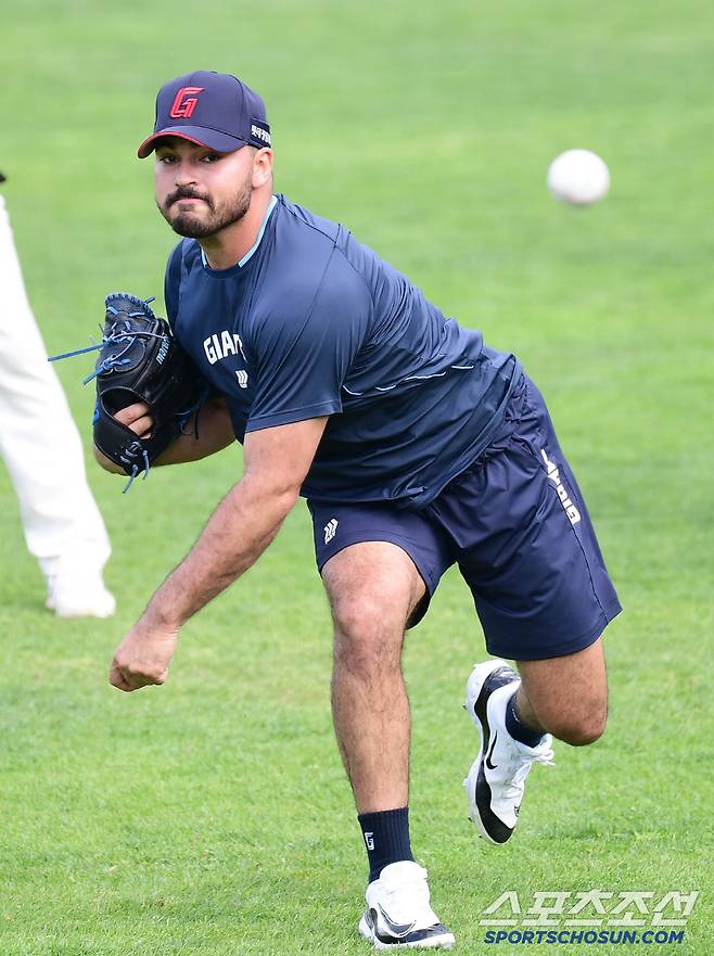 20일 부산 사직야구장에서 열리는 KBO리그 롯데와 LG의 경기. 투구 훈련을 하고 있는 롯데 감보아. 부산=송정헌 기자songs@sportschosun.com/2025.05.20/