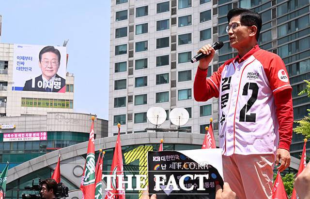 김문수 국민의힘 대선 후보가 21일 이준석 개혁신당 후보를 향해 '단일화' 러브콜을 날렸다. 김 후보는 이 후보에 대해 "결국 마지막에 저와 단일화해 훌륭하게 대선승리를 이끌 수 있는 주역"이라고 했다. /임영무 기자