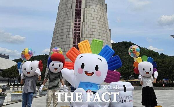 대전광역시선거관리위원회는 제21대 대통령선거를 앞두고 유권자의 관심과 참여를 높이기 위하여 21일 엑스포과학공원 한빛탑 앞에 선관위 캐릭터 '참참이' 대형 조형물을 설치하고 홍보 캠페인을 진행하고 있다./대전시선거관리위원회