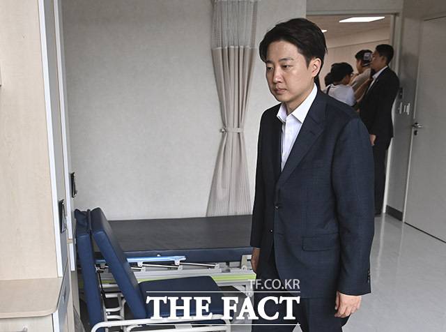 이준석 개혁신당 대선 후보가 이재명 더불어민주당 후보가 성남시장 시절 추진한 성남시의료원을 두고 "전형적인 치적쌓기 정치"라고 직격했다. 이준석 후보가 21일 오후 경기 성남시의료원을 방문해 간담회를 마치고 의료원 내 빈 병상을 둘러보고 있다. /남용희 기자