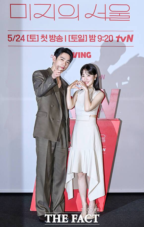 배우 박진영(왼쪽)과 박보영이 tvN 새 토일드라마 '미지의 서울'을 통해 호흡을 맞춘다. /장윤석 기자