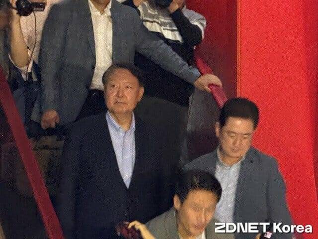 윤석열 전 대통령이 영화 감상 후 자리를 떠나고 있다